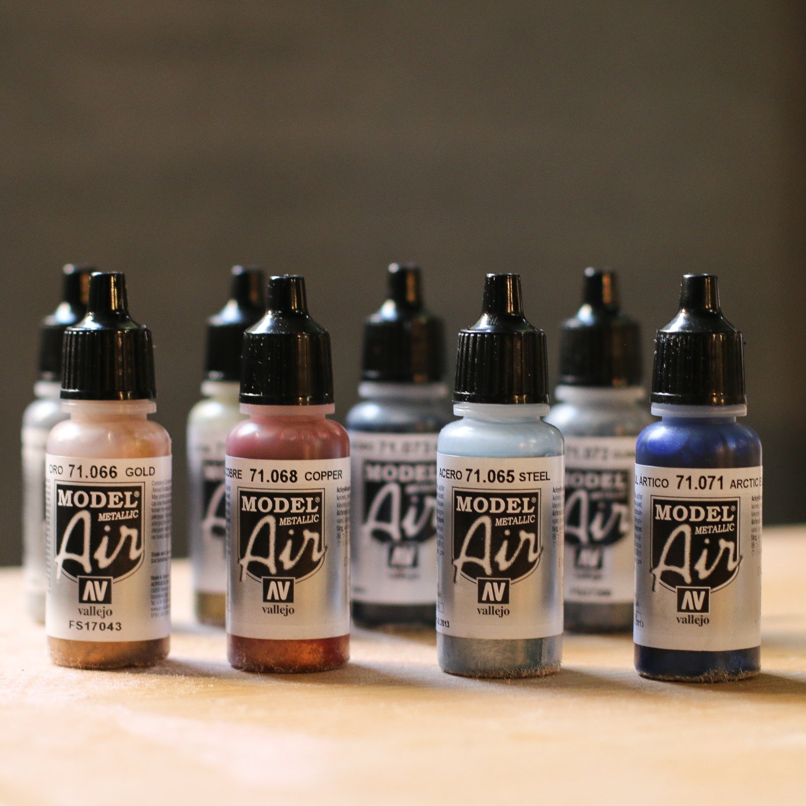 Acrylicos Vallejo Metallic Colors Model Air Paint Set, 1/2 Fl. oz. Bottles, 8 Colors - Micro - Mark Acrylic Airbrush Paint