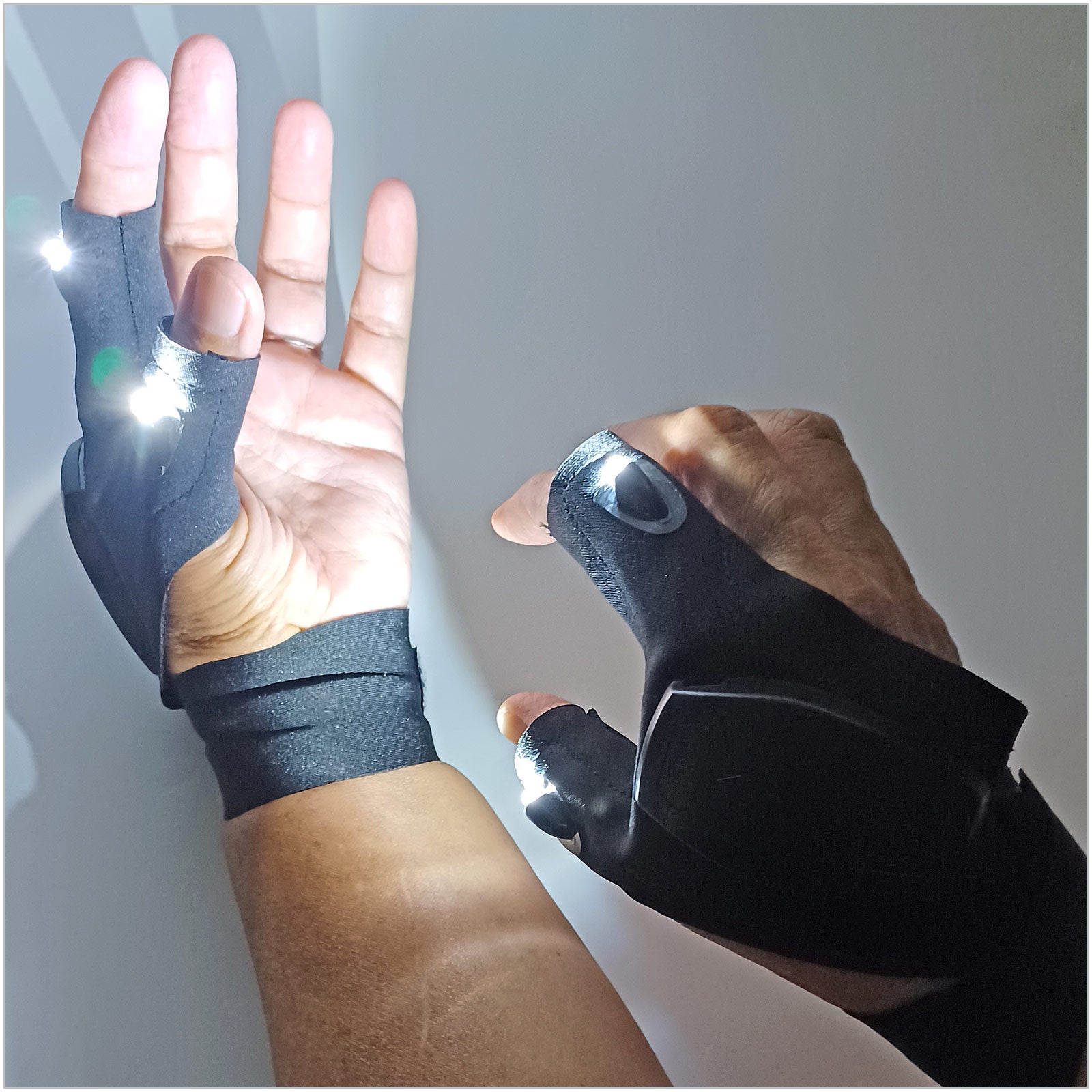Sistema de iluminación LED HandyBRYTE montado en guantes de Micro-Mark
