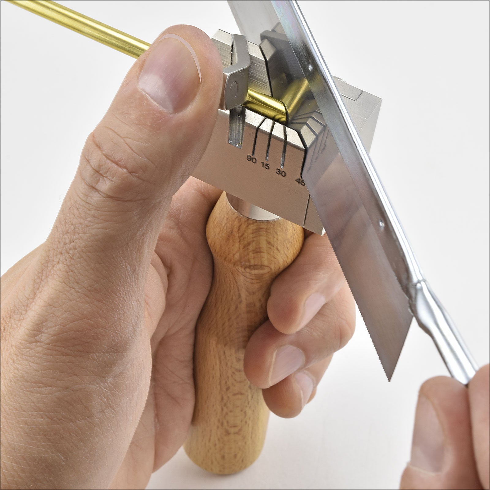 Gabarit de coupe multi-angles pour le métal et le bois